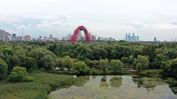 El avión teledirigido se inclinó hacia arriba de un puente moderno entre cables en Moscú, Rusia. — Vídeos de Stock