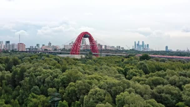 Εναέρια drone zoom in μιας σύγχρονης καλωδιακής γέφυρας στη Μόσχα, Ρωσία — Αρχείο Βίντεο