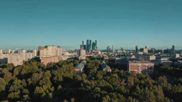 Drone aereo zoom in di alberi e Mosca City sullo sfondo — Video Stock