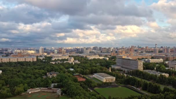 Flygdrönare zooma in i Moskva förorts panorama under molnig himmel — Stockvideo