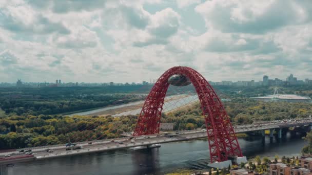 Увеличение масштаба воздушного беспилотника на современном кабельном мосту в Москве — стоковое видео