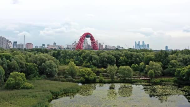 Aerial drone zoom in de un moderno puente de cable en Moscú, Rusia — Vídeos de Stock