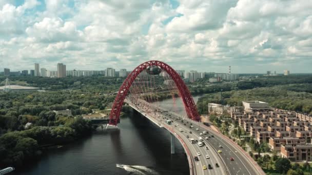 Aerial drone zoom in de un moderno puente de cable en Moscú, Rusia — Vídeo de stock