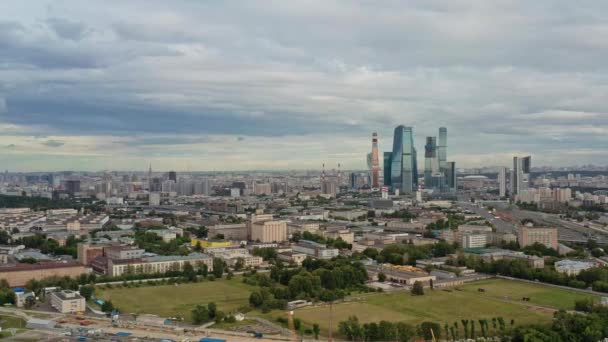 Flygdrönare panorera bild av stadsområdet nära Moskva City — Stockvideo