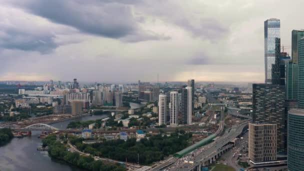 Letecký dron přiblížit Moskva příměstské panorama pod zataženou oblohou — Stock video