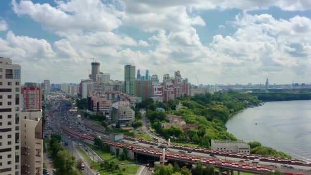 Moskova banliyö panoramasının bulutlu gökyüzünün altında hava aracı yakınlaştırması — Stok video