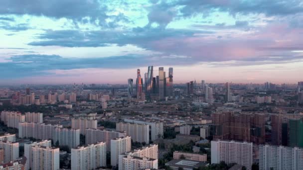 Panoramische pan shot van Moskou centrum vanuit de lucht drone — Stockvideo