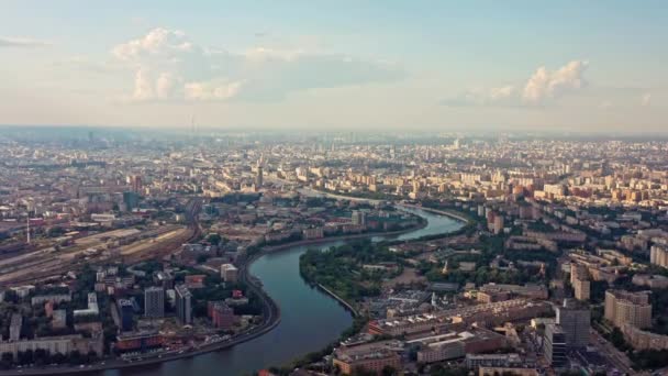 Flygdrönare zooma in i Moskva förorts panorama under molnig himmel — Stockvideo