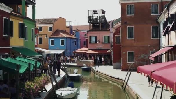 BURANO - JULHO 14: Criação em tempo real de um canal com casas coloridas na ilha de Burano. Ilha de Burano é famosa por suas casas coloridas, 14 de julho de 2019 em Burano, Itália . — Vídeo de Stock