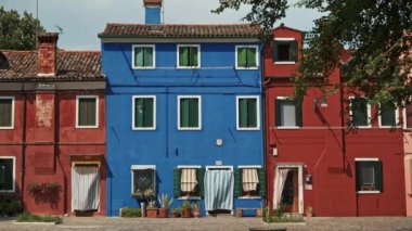 İtalya 'nın Burano adasında renkli evleri olan bir caddeyi gerçek zamanlı çekiyoruz. Burano renkli evleriyle ünlüdür..
