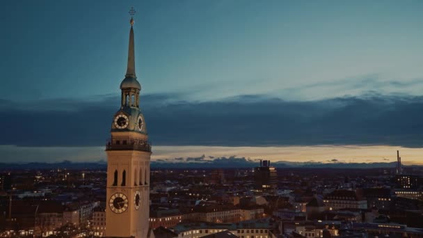 München, Duitsland-november 25, 2019: prachtig uitzicht op de stad München en de klokkentoren van St. Peters Kerk 's avonds. Real time medium shot, Duitsland — Stockvideo