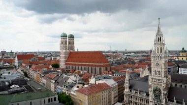 MÜZİK, GERMANE - 25 Haziran 2019: Münih 'teki Marienplatz ve St. Mary Kilisesi' nin en iyi görüntüsü
