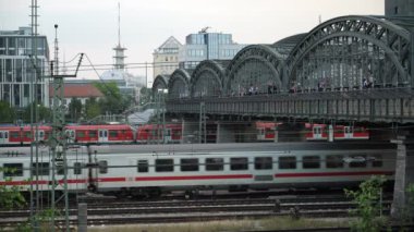 MUNİH, Almanya - 25 Haziran 2018: Münih 'teki merkez tren istasyonunda hacker köprüsü altında hareket eden trenlerin Gimbal çekimi