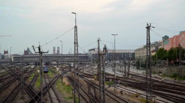 MUNİH, Almanya - 25 Haziran 2018: Pan gri gökyüzü altında Münih merkez tren istasyonunun solundan vuruldu