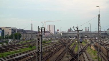 MUNİH, Almanya - 25 Haziran 2018: Pan gri gökyüzü altında Münih merkez tren istasyonunun solundan vuruldu
