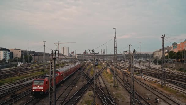 MUNICH, ALLEMAGNE - 25 JUIN 2018 : Accélérer la prise de vue de la gare centrale de Munich sous un ciel gris — Video