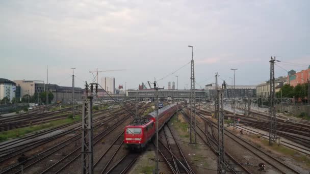 MUNICH, ALEMANIA - 25 DE JUNIO DE 2018: Acelerar el disparo de la estación central de trenes de Munich bajo el cielo gris — Vídeo de stock