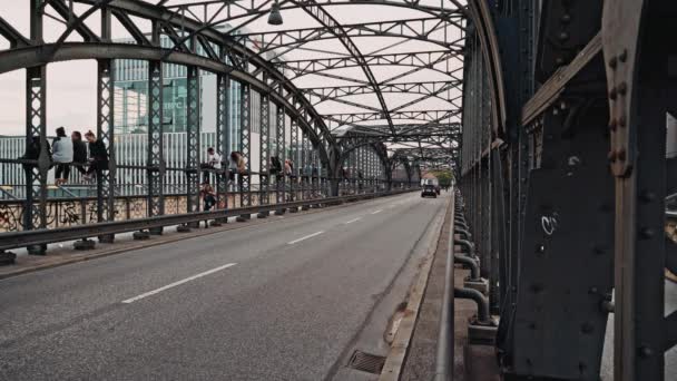 MUNICH, DUITSLAND - JUNI 25, 2018: Gimbal schot van voertuigen en mensen op Hacker Bridge — Stockvideo