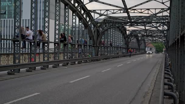 ΔΗΜΗΤΡΙΑΚΟ, ΓΕΡΜΑΝΙΑ - 25 ΙΟΥΝΙΟΥ 2018: Gimbal shot των οχημάτων και των ανθρώπων στη γέφυρα Hacker — Αρχείο Βίντεο