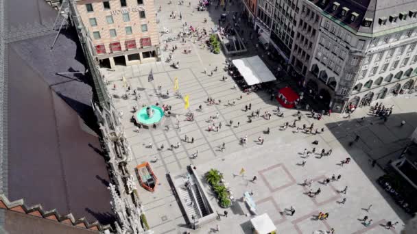 MUNICH, ALEMANIA - 25 DE JUNIO DE 2019: Vista superior de las personas en la Marienplatz, una plaza central en el centro de la ciudad de Munich — Vídeos de Stock