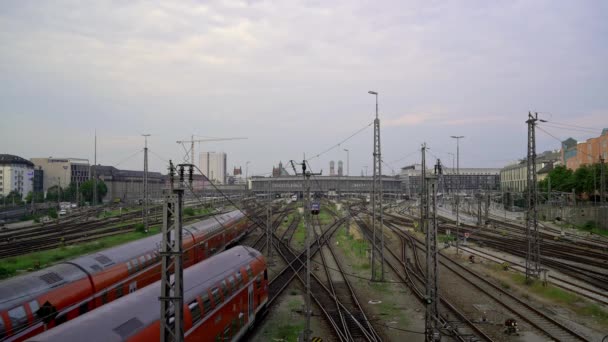 МЮНХЕН, ГЕРМАНИЯ - 25 июня 2018 года: Gimbal shot of Munich central railway station under grey sky — стоковое видео