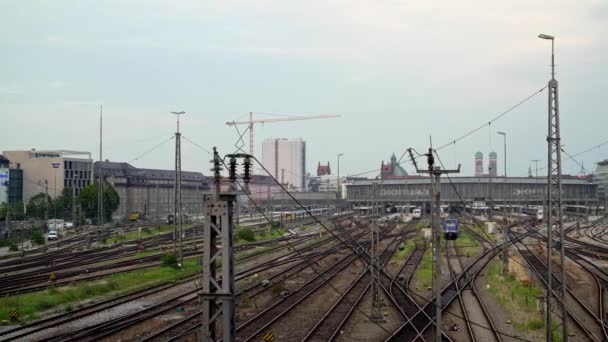 MUNICH, ALLEMAGNE - 25 JUIN 2018 : Plan panoramique de gauche à droite de la gare centrale de Munich sous un ciel gris — Video
