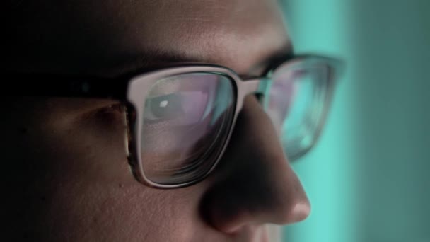 Zbliżenie Portret Handlowca Okularach Wykresem Forex Odbicie Wykresów Giełdowych Szkle — Wideo stockowe