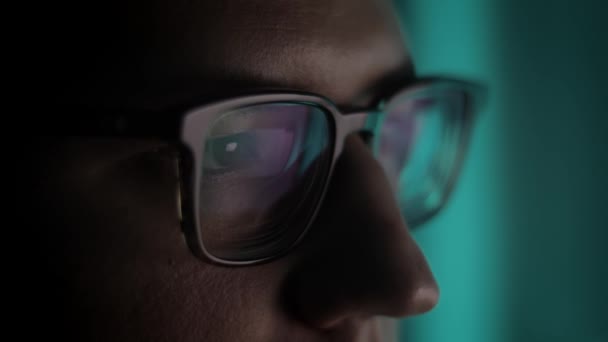 Close Retrato Comerciante Óculos Com Gráfico Forex Reflexão Gráficos Mercado — Vídeo de Stock