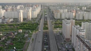 Moskova banliyö bölgesi gri bulutlu gökyüzü altında, İHA görüntüsüne yakınlaş