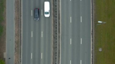 İHA 'nın üst görüntüsünden çekilen altı şeritli arabalar.