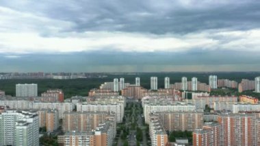 Moskova 'nın banliyö bölgesi gri bulutlu gökyüzünün altında, hava görüntüsünü eğ