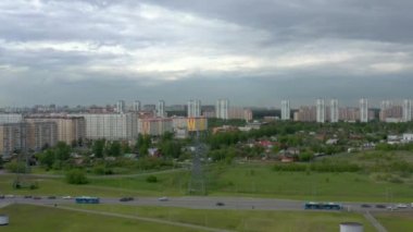 Moskova banliyö bölgesi gri bulutlu gökyüzü altında, hava görüntüsüne yakınlaş