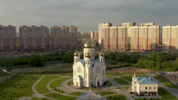 Moszkva külvárosa a szürke felhős ég alatt, nagyítsd ki a drónlövést. — Stock videók