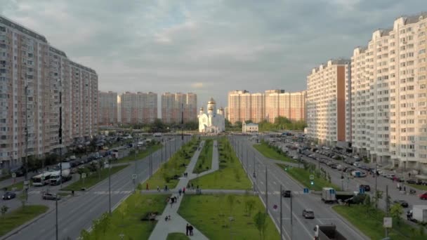 Zona suburbana de Moscú bajo cielo nublado gris, alejar el tiro con drones — Vídeos de Stock