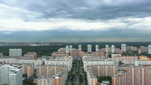 Zona suburbana de Moscú bajo cielo gris nublado, inclinación hacia abajo plano aéreo — Vídeo de stock