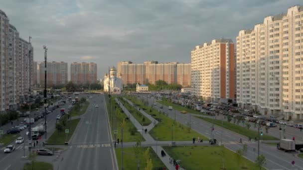 Moskou voorstedelijk gebied onder grijze bewolkte lucht, pan schot van links naar rechts — Stockvideo