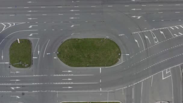 Carros girando em vias múltiplas estrada da cidade, zoom out drone shot — Vídeo de Stock