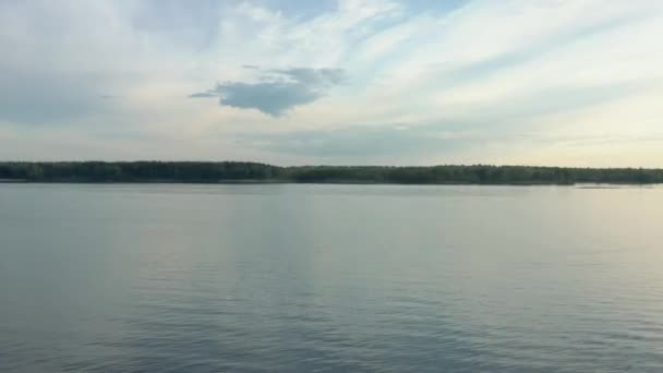 Lake Bezdonnoe drón lövés Moskovszkaja oblast alatt szürke felhős ég — Stock videók