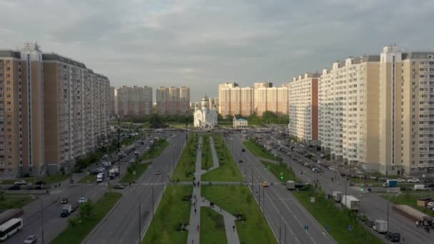 Moskou voorstedelijk gebied onder grijze bewolkte hemel, kantelen drone schot — Stockvideo