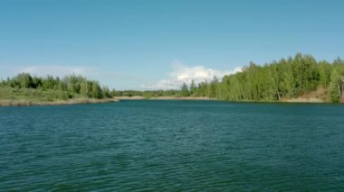 Yaz zamanı, Tula Oblastı 'nda bir gölde dalgalanmalar.