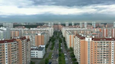 Moskova banliyö bölgesi gri bulutlu gökyüzü altında, hava görüntüsüne yakınlaş