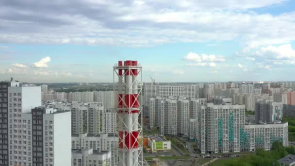 Röd och vit fabriksrör av en fabrik, antenn drönare flyger upp skott — Stockvideo