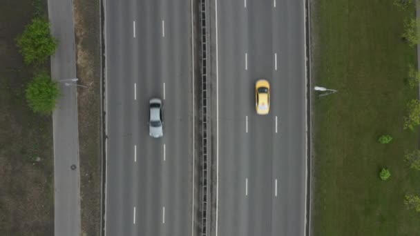 Samochody jadące na sześciu pasach strzału z powietrza drona. Widok z góry. — Wideo stockowe
