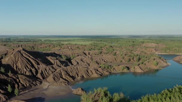 Romantsevo heuvels en meren in Tula oblast drone antenne uitzoomen — Stockvideo