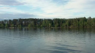 Bezdonnoe Gölü İHA 'sı Moskovskaya Oblastı' nı gri bulutlu gökyüzünün altında yakınlaştırıyor