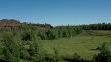 Tula Oblastı Romantsevo tepeleri Parlak mavi gökyüzü drone görüntüsü altında
