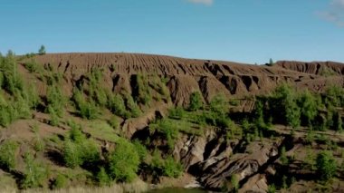 Tula Oblastı Romantsevo tepeleri ve parlak gökyüzünün altındaki göller