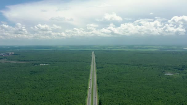 夏天，在多云的天空下穿过森林的道路上，无人驾驶飞机在空中鸣枪 — 图库视频影像