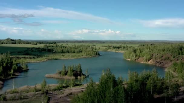 トゥーラ・オブラスト・ロマントセヴォの丘と湖ドローンの空中ショット — ストック動画
