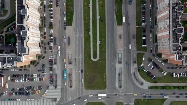 Voar sobre complexo residencial com carros em movimento na estrada, tiro aéreo drone — Vídeo de Stock